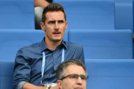WM-Auslosung: Klose bringt den Pokal WM-Auslosung: Klose bringt den Pokal