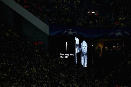 Vor der Partie gedenken die BVB-Fans des Ende Oktober verstorbenen Dieter 'Hoppy' Kurrat, der über 300 Spiele für die Schwar...