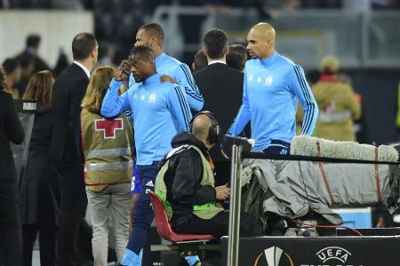 Evra sieht nach Karate-Tritt gegen Fan noch vor Marseille-Spiel Rot Evra sieht nach Karate-Tritt gegen Fan noch vor Marseille-Spiel Rot