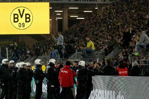 Massenrangelei nach dem Derby: BVB-Fans wollen den Platz stürmen
