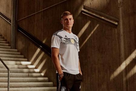 Toni Kroos und Co. laufen in einem Trikot auf, dass stark an das Weltmeister-Trikot von 1990 angelehnt ist. Während die Stre...