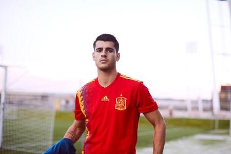 Zwar befindet sich das adidas-Logo heute in der Mitte der Trikotbrust, doch ansonsten erinnert Spaniens neuer Dress mit den ...