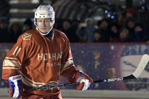 Putin spielt Eishockey auf dem Roten Platz