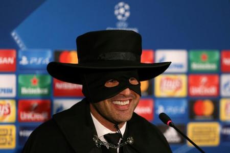 Donezk-Trainer Fonseca als Zorro zur Pressekonferenz Donezk-Trainer Fonseca als Zorro zur Pressekonferenz