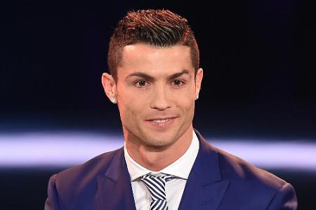 Ronaldo mit Ballon d'Or ausgezeichnet Ronaldo mit Ballon d'Or ausgezeichnet
