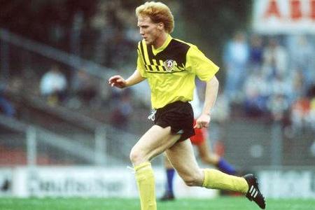 Matthias Sammer zu Beginn seiner Karriere im Trikot von Dynamo Dresden. 1990 wechselte er dann zum VfB Stuttgart und wurde m... Matthias Sammer zu Beginn seiner Karriere im Trikot von Dynamo Dresden. 1990 wechselte er dann zum VfB Stuttgart und wurde m...