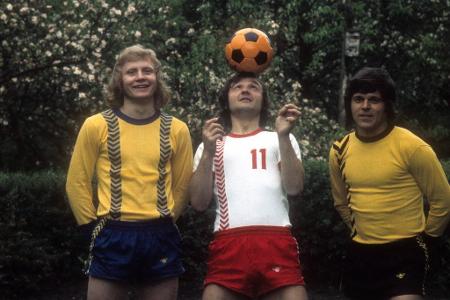 Für Oberhausen, Uerdingen, Dortmund, Bremen und Essen erzielte Manfred Bursgmüller (l.) - hier an der Seite seiner RWE-Teamk...