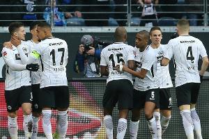 Eintracht Frankfurt müht sich ins Viertelfinale