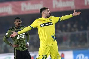 Wie Mourinho: Chievo-Spieler fliegt nach Handschellengeste vom Platz