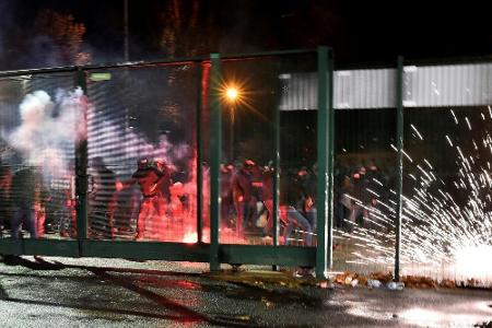 Verletzte Polizisten nach Fan-Ausschreitungen in Neapel Verletzte Polizisten nach Fan-Ausschreitungen in Neapel