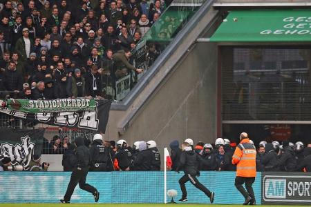 Nach Fahnenklau: DFB ermittelt gegen den 1. FC Köln - Bonhof kritisiert Podolski Nach Fahnenklau: DFB ermittelt gegen den 1. FC Köln - Bonhof kritisiert Podolski