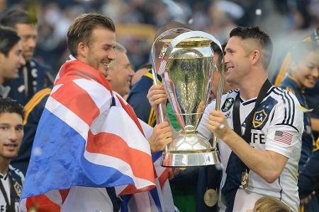 ...und unter anderem gemeinsam mit Robbie Keane (r.) den Pokal in die Höhe recken durfte.