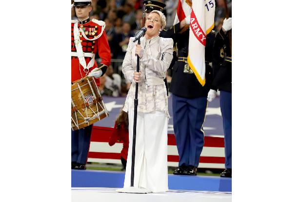 Eine nach eigenen Angaben erkältete Pink sang im Vorfeld des Super Bowls die Nationalhymne.