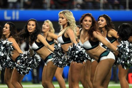 ... als auch die Eagles hatten ein eigenes Cheerleader-Team am Start. Bei teilweise minus 17 Grad Celsius sicher nicht die d...