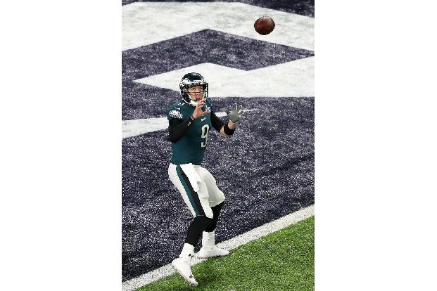 Die Eagles um Nick Foles stellten noch vor der Halbzeit den alten Abstand wieder her. Und wie! Der Quarterback täuschte an, ...