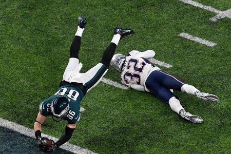Doch schon im nächsten Drive bewies Nick Foles, dass er auch mit Druck problemlos umgehen kann. Seinen punktgenauen Pass auf...