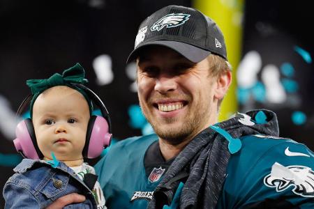 Nick Foles freute sich nach dem ersten Super-Bowl-Titel mit seinem kleinen Töchterchen Lily.