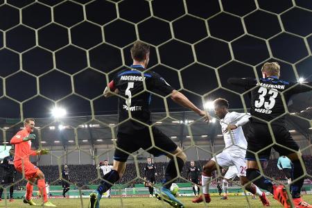 Auch aus dieser Situation geht Coman als Sieger hervor und netzt zum 1:0 ein.