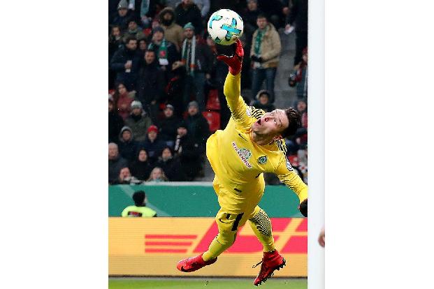 Starke Parade! Jiri Pavlenka kann den Ball abwehren.