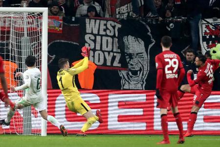 Dort avanciert Joker Karim Bellarabi (r.) schließlich zum Pokal-Helden, als er in der 111. Minute zum 3:2 trifft. Werder kom...