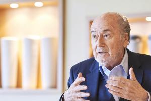 Blatter in Frankreich zu WM-Vergaben 2018 und 2022 befragt