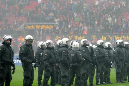 Nach Urteil: Polizeigewerkschaft will 50 Millionen von der DFL Nach Urteil: Polizeigewerkschaft will 50 Millionen von der DFL