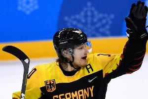 Ehrhoff trägt deutsche Fahne bei der Schlussfeier