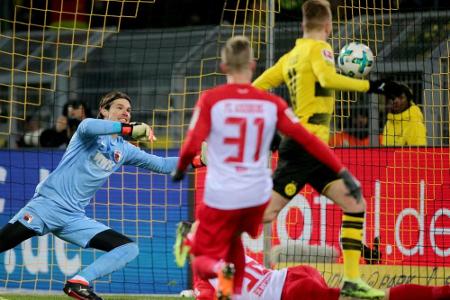 Bei Zuschauer-Negativ-Rekord: BVB nur mit Remis gegen Augsburg Bei Zuschauer-Negativ-Rekord: BVB nur mit Remis gegen Augsburg