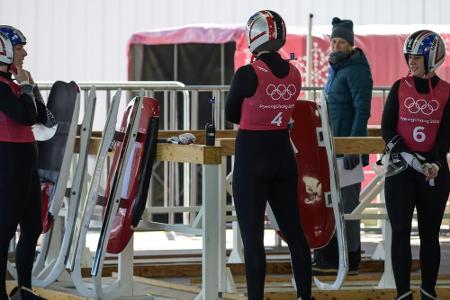 Rodlerin Hamlin trägt US-Fahne Rodlerin Hamlin trägt US-Fahne