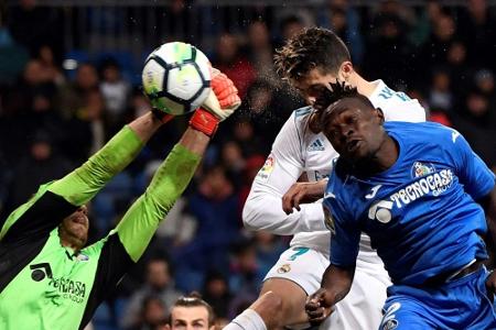 Ronaldo bei Real-Sieg mit Liga-Toren 300 und 301 Ronaldo bei Real-Sieg mit Liga-Toren 300 und 301