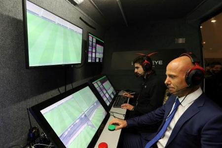 IFAB nimmt Videobeweis in Fußballregeln auf IFAB nimmt Videobeweis in Fußballregeln auf