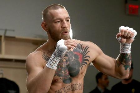 MMA-Star McGregor attackiert Bus mit anderen Kämpfern MMA-Star McGregor attackiert Bus mit anderen Kämpfern