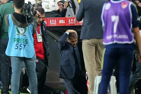Istanbul-Derby abgebrochen: Besiktas-Trainer Günes mit Sitzschale am Kopf verletzt Istanbul-Derby abgebrochen: Besiktas-Trainer Günes mit Sitzschale am Kopf verletzt