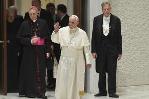 Papst Franziskus begrüßt die Formel E in Rom
