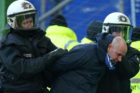 Massenschlägerei vor HSV gegen Schalke Massenschlägerei vor HSV gegen Schalke