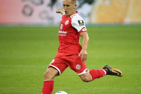 Kurioser Videobeweispfiff entscheidet Abstiegskrimi für Mainz - 2:0 gegen Freiburg Kurioser Videobeweispfiff entscheidet Abstiegskrimi für Mainz - 2:0 gegen Freiburg