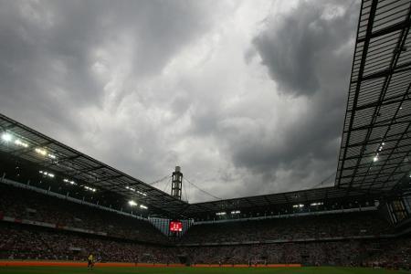 Unwetter über Müngersdorf: 40 Blitzeinschläge vor Kölner Duell mit Schalke Unwetter über Müngersdorf: 40 Blitzeinschläge vor Kölner Duell mit Schalke