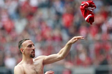 Trikot-Auktion von Bayern und Dortmund erlöst 30.000 Euro für die Sporthilfe Trikot-Auktion von Bayern und Dortmund erlöst 30.000 Euro für die Sporthilfe