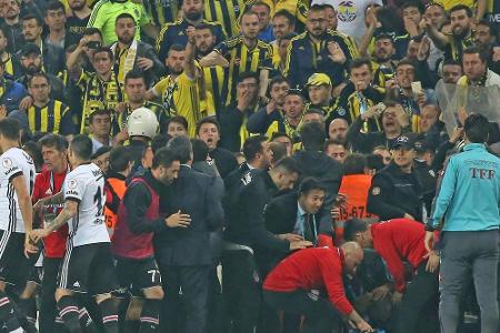 Abgebrochenes Istanbul-Derby: Besiktas boykottiert Nachholtermin Abgebrochenes Istanbul-Derby: Besiktas boykottiert Nachholtermin