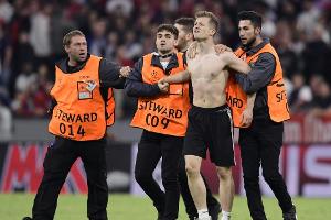 Flitzer und Banner: Bayern droht UEFA-Strafe