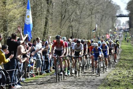 Paris-Roubaix: Belgier Goolaerts nach Sturz in ernstem Zustand Paris-Roubaix: Belgier Goolaerts nach Sturz in ernstem Zustand