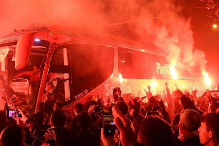 Fans feuern Raketen auf Gäste-Bus: Relegationsspiel abgesagt Fans feuern Raketen auf Gäste-Bus: Relegationsspiel abgesagt