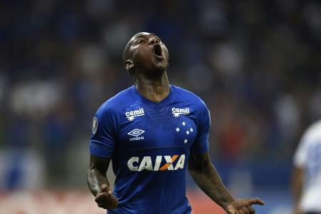 Belo Horizonte: Spieler tauscht Trikots und Ticket gegen Benzin Belo Horizonte: Spieler tauscht Trikots und Ticket gegen Benzin