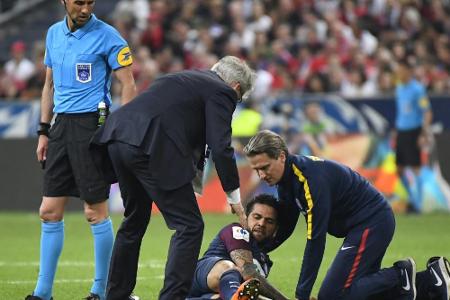 Knieverletzung: WM-Teilnahme von Selecao-Routinier Dani Alves fraglich Knieverletzung: WM-Teilnahme von Selecao-Routinier Dani Alves fraglich
