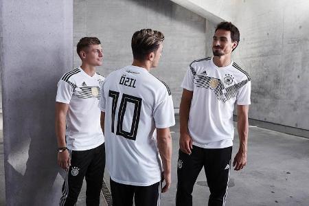 Klar auf Retro-Kurs ist die deutsche Mannschaft mit ihrem Spiel-Outfit in Russland.