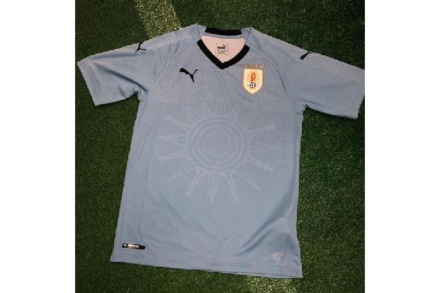 Das hellblauen Trikot ziert ein Abbild einer Sonne, die an eine berühmte Skulptur 'Un sol para Atlántida' in Uruguay erinner...