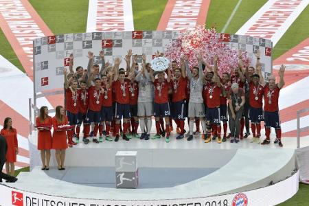 17.39 Uhr: Rauball überreicht Schale an Bayern-Kapitän Neuer 17.39 Uhr: Rauball überreicht Schale an Bayern-Kapitän Neuer