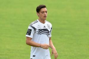 Özil wieder im Training - Fans jubeln Weltmeister zu