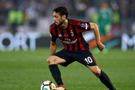 Medien: Leipzig buhlt um Milan-Ass Calhanoglu Medien: Leipzig buhlt um Milan-Ass Calhanoglu