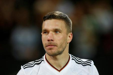 Podolski setzt sich bei Fußball-Förderung für Außenseiter ein Podolski setzt sich bei Fußball-Förderung für Außenseiter ein